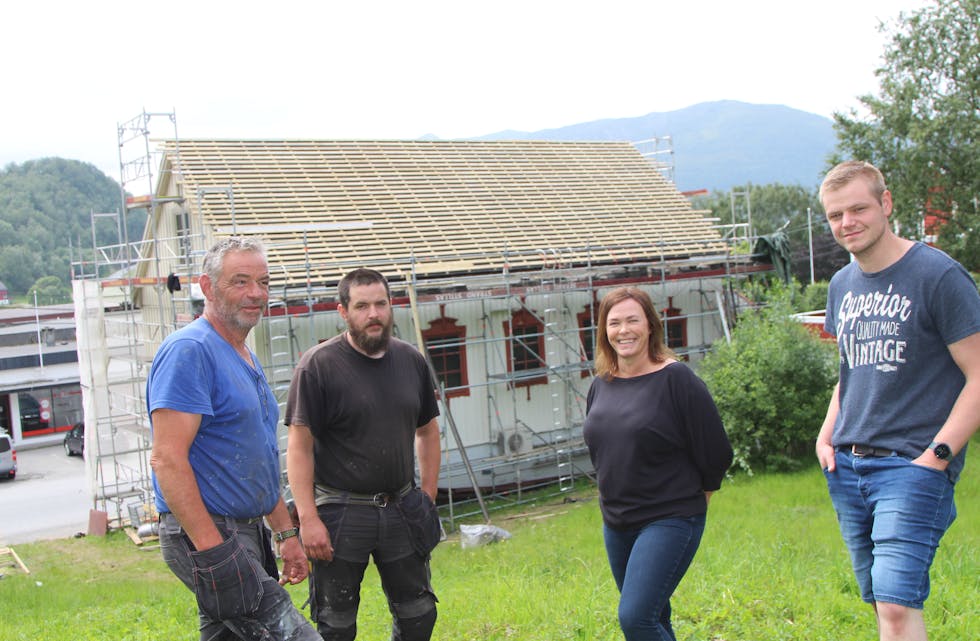 TAR TAK: Leiar i UL Fram, Sander Hellebust (t.h.) og Heidi Endal sit i prosjektgruppa som står på for å få finansiert nytt tak og skifte av vegg på oppsida. Dei har hyra inn Vidar (t.v.) og Kim Hellebust til snikkararbeidet i lag med Arne Aahjem, som i lag med Johan Duestøl i prosjektgruppa ikkje var til stades då vi var nedom.