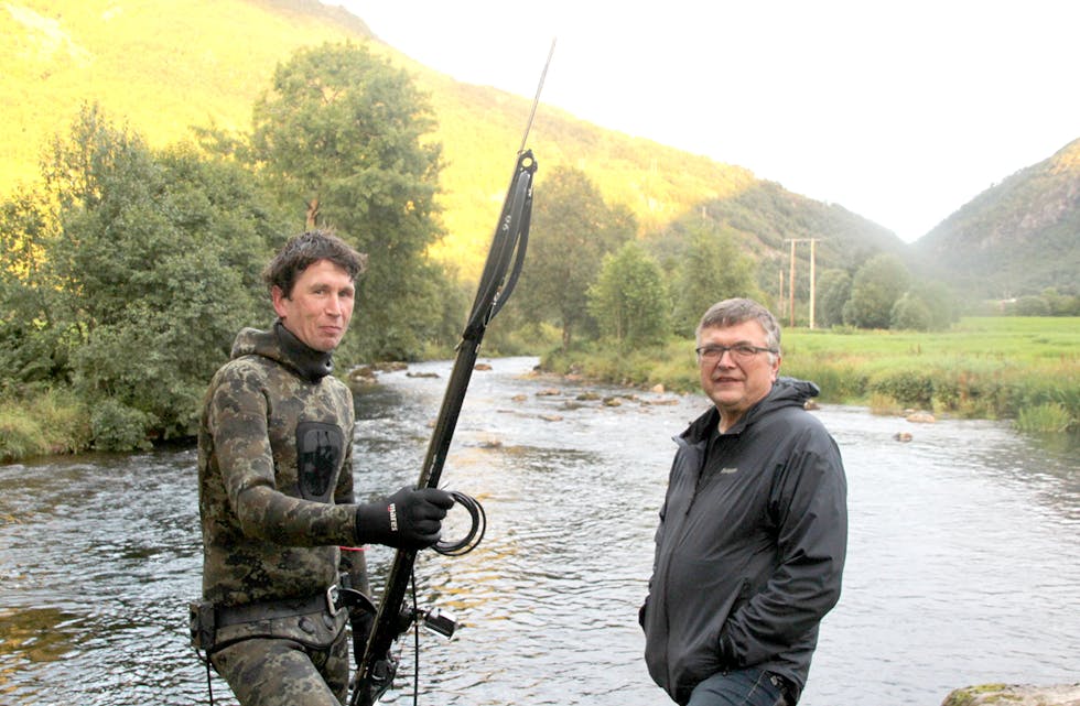 HARPUNIST: Otto Hellebust gjer jobben med å skyte pukkellaksen som vert observert i Oselva. Her i lag med Svein Thue i Åheimselva for fem år tilbake.