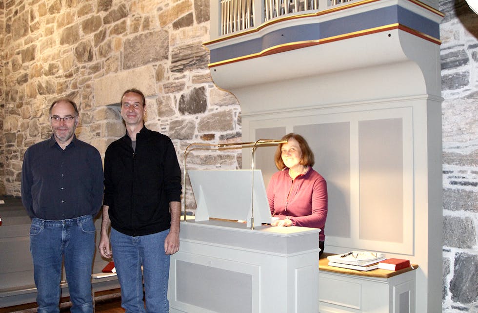 MYKJE ARBEID: Michael Wetzel (t.v) og Mattias Weisbach og kom til Åheim 14. juli og har gjort ein flott jobb med å få opp orgelet i St. Jetmund kyrkja. Her er dei i lag med kantor Brunhilde Engelhardt.