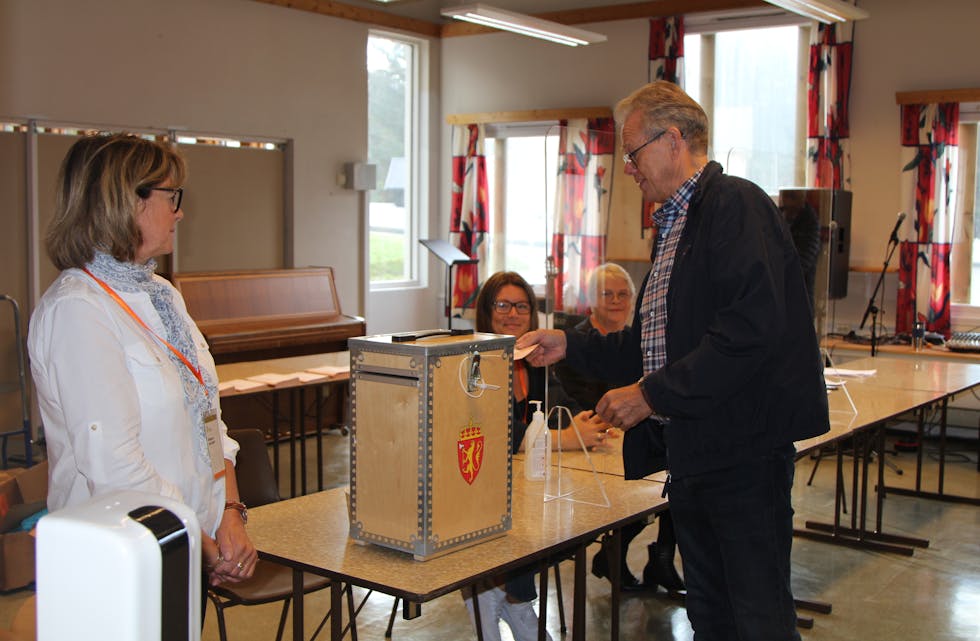 VAL: Tidlegare ordførar Jon Aasen var tidleg på plass for å gje si stemme valdagen.