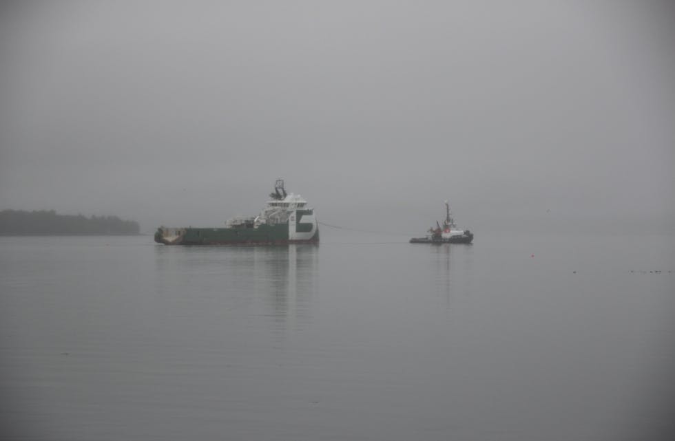 I eit hav av tåke vart Bourbon Orca taua vekk frå Fiskåholmen fredag kveld.