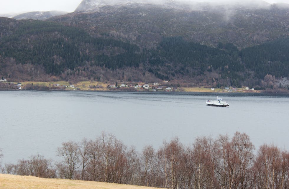 MF Sand på sjøen Årvika i bakgrunn