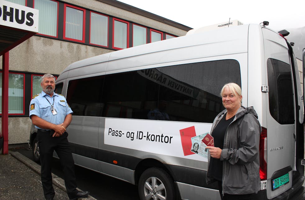 NØGD: Randi Aarønæs var godt nøgd med å kunne ordne nytt ID-kort berre få meter utanfor kontoret sitt på rådhuset på Fiskå. Det gamle passet vart klipt i to. Til venstre politistasjonssjef Tor Sæther.