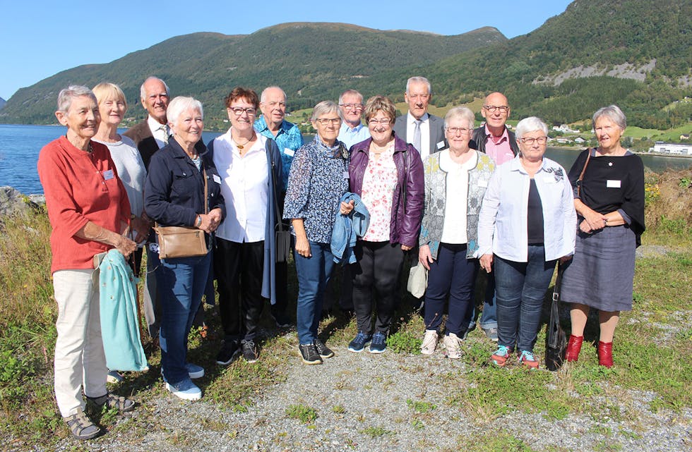 TOÅRIG KLASSE: Frå venstre: Ingrid Øygarden Rodahl (lærar), Marit Sandvik, Erling Nystøyl, Britt K. Larsen, Hjørdis Hellebust, Jarle Jensen, Jofrid Ervik Degnepoll, Atle Berge, Arnhild Urkedal, Odd Koppernes, Borgfrid Eikrem Dahl, Otto Drage, Gerd Nordal Hansen og Ragnhild Sørdal.