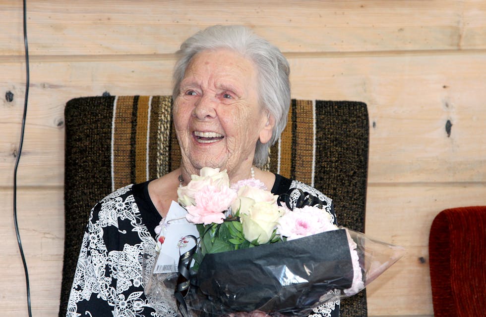JUBILANT: Om særleg minnet og høyrsel tar til å skrante, er humøret og smilet det same hos Ingrid Lillebø, som fredag fylte 100 år. 