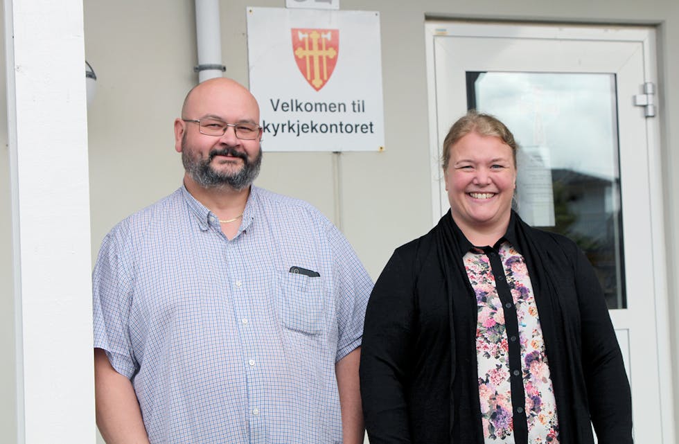 TEK OVER: Yngve Lillebø og Rønnaug Bjørlykke tek over stillingane som Brit Irene Kvamme og Målfrid Støvreide har hatt på kyrkjekontoret. 