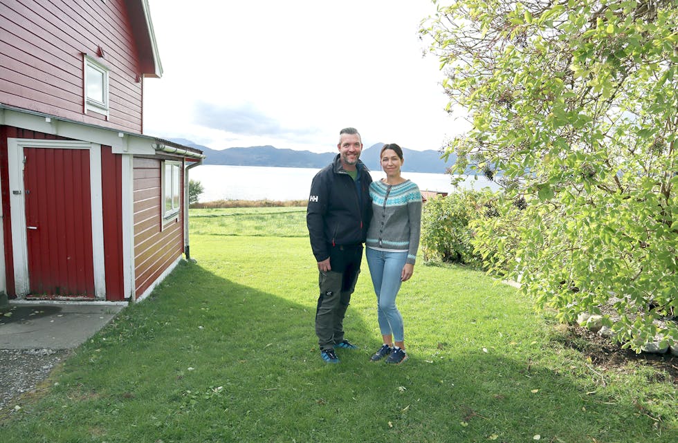 KORTREIST MAT: Camilla Breivik Lillehamre og Per Marius Lillehamre tok med interessa si for hage, drivhus og sjølvforsyning til den digitale verda, og har no ei side med over 30 000 likesinna å dele tips og tankar med. Her ser vi dei ved svarthyll-treet som starta det heile.