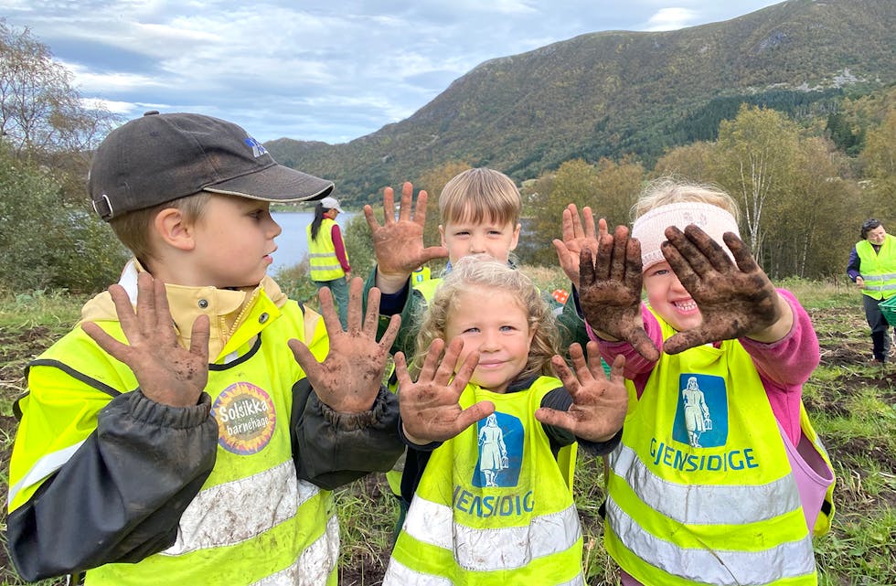 ARBEIDSFOLK: – Sjå kor skitne vi vert på hendene, seier Amandus M. Eriksen, Selma Oline Rolandsen og Nemi Skåre Kvalsvik. Bak: Emanuel Oppedal Døhl.