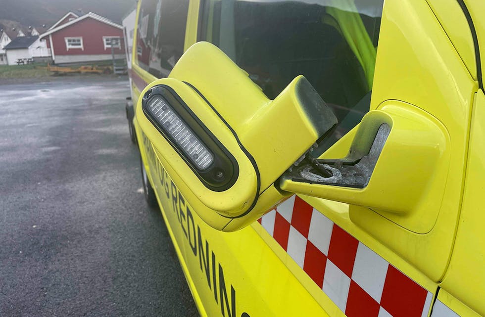 ØYDELAGD: Slik såg plutseleg spegelen på ambulansebilen til Vanylven brann og redning ut. 