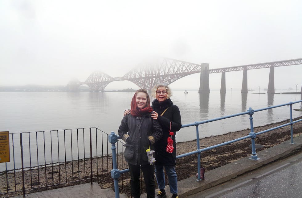 VESTLANDSVÊR: Sunniva Bøstrand og Mariann Kjenstabakk på brua over Firth of Forth og til venstre ser vi City Hall i Dunfermline.