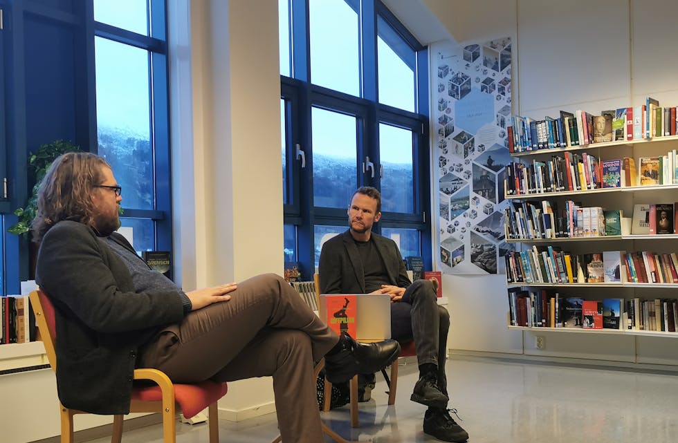 KONSPIRASJONSTEORIAR: Øyvind Strømmen og Bjørn Vatne møttest for ein samtale om konspirasjonsteoriar på biblioteket i Syvde søndag.