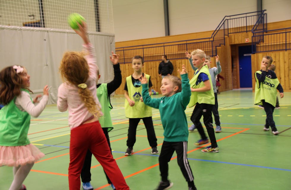 BALLKAST: Ivrige deltakarar i titrekksleik på Åheim IL si handballtrening. Laurdag inviterer dei alle interesserte til å vere med å prøve seg i sporten.
