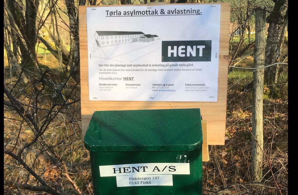 Dette skiltet hevdar at det vert asylmottak på gamle Tørla gard på Fiskå innan sommaren 2023. All informasjon på skiltet om entreprenør Hent AS er korrekt, men selskapet avkreftar at dei er involverte.