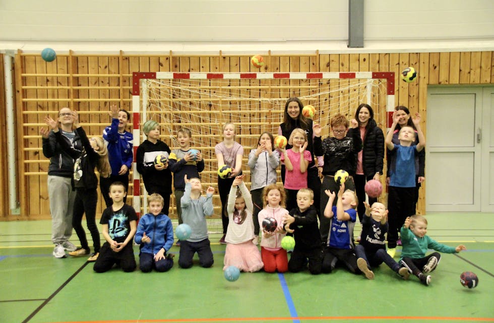 MORO MED HANDBALL: – Kom og bli med på handball, seier denne blide gjengen som deltok på det nystarta treningstilbodet måndag. Laurdag om to veker vert det også invitert til handballens dag for alle som har lyst frå 1.-10. klasse. Meir informasjon ligg også på facebook.