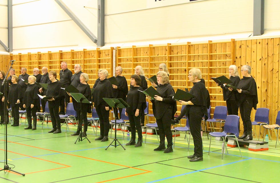 KONSERT: Sunnivakoret, med sine om lag 60 medlemmar frå Selje, Vågsøy og Vanylven kommuner, fekk endeleg halde konsert att, etter den planlagde konserten i fjor haust vart avlyst. Koret, dirigenten, musikarar og solistar ga publikum ei kulturoppleving av dei sjeldne.