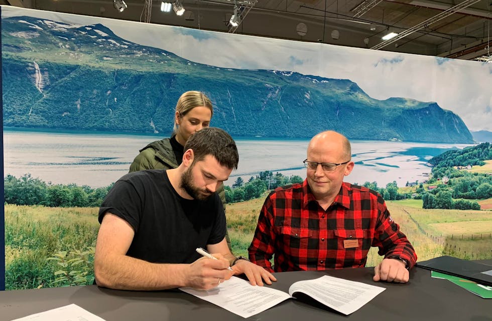 BIOGASS: Elin Aksnes og Pål Kristian Vedeled satsar på biogass på Rovde. Her frå då dei skreiv under kontrakt med selskapet BRI Landbruksbygg. FOTO: Privat