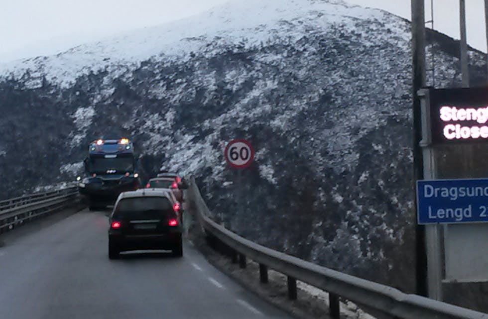 Bilistar køyrer over Dragsundbrua sjølv om det er stengt.