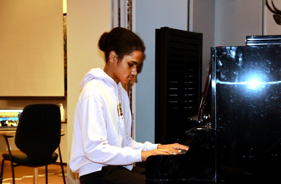 PIANO: Flynn Mehu underheldt kommunestyret med flott pianospel. 