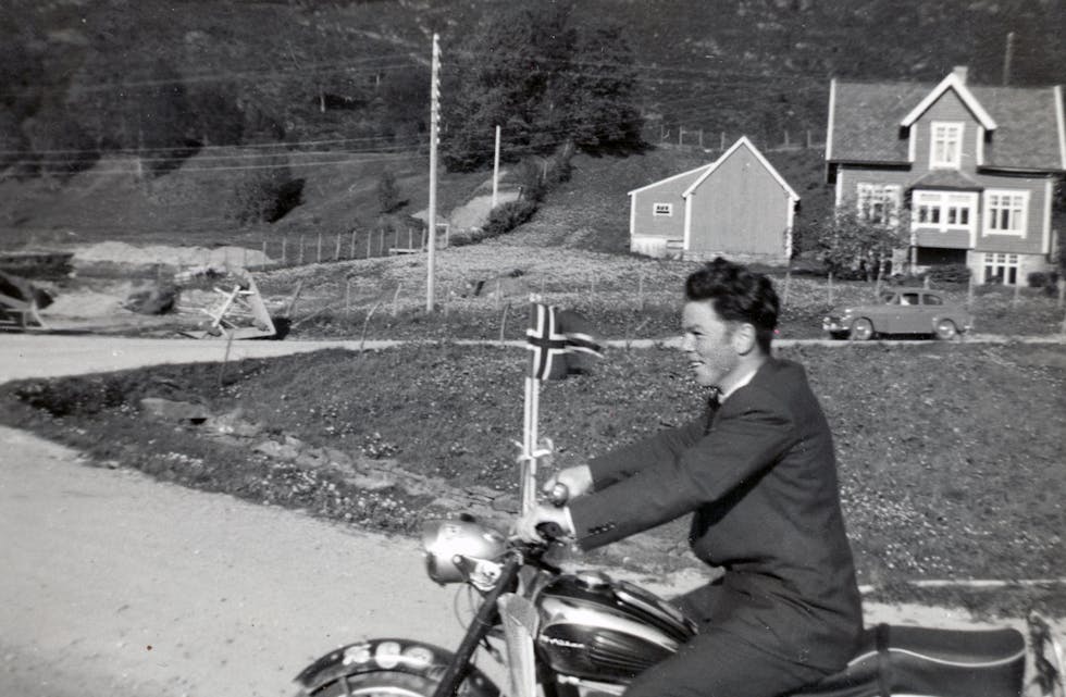 På biletet ser vi han på sykkelen, ein Tempo Sving 150 mest truleg 17. mai 1958. 
