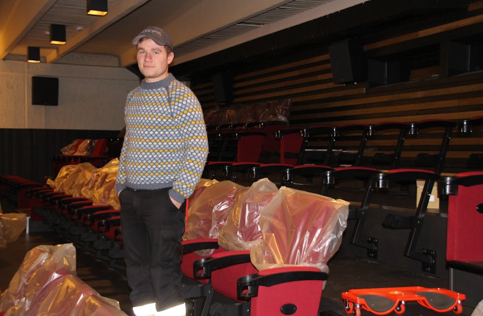DETTE VERT BRA, seier Håkon Brudevik om dei 150 nye stolane som no er komne på plass i ombygd amfi på ungdomshuset på Fiskå. 