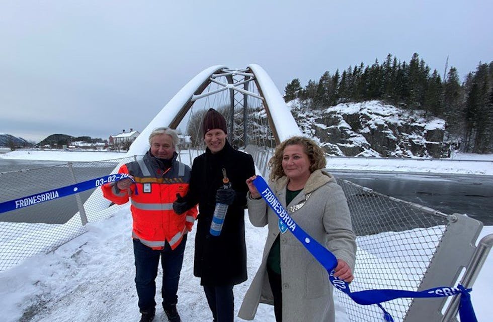 OPNING: Utbyggingsdirektør Kjell Inge Davik, statsråd Jon-Ivar Nygård og Åfjord-ordførar Vibeke Stjern opna den nye brua. (Foto: Per Kollstad)
