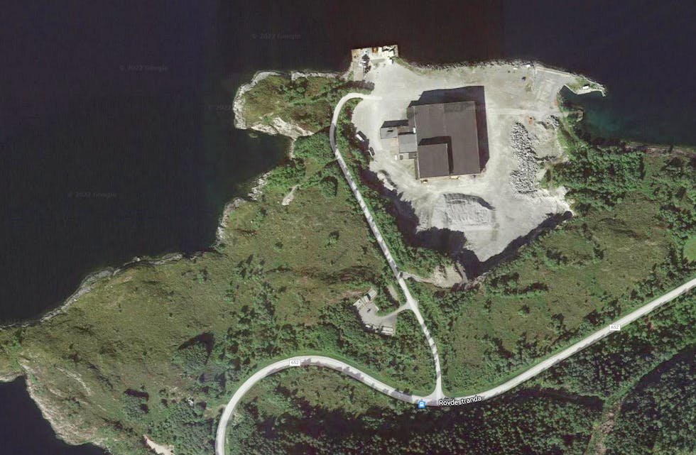 INDUSTRIOMRÅDE: Slik ligg området i dag, med Øykjaneset til venstre i framkant av hallen og Sundnesneset og Kleiva i venstre bildekant. FOTO: Google Maps
