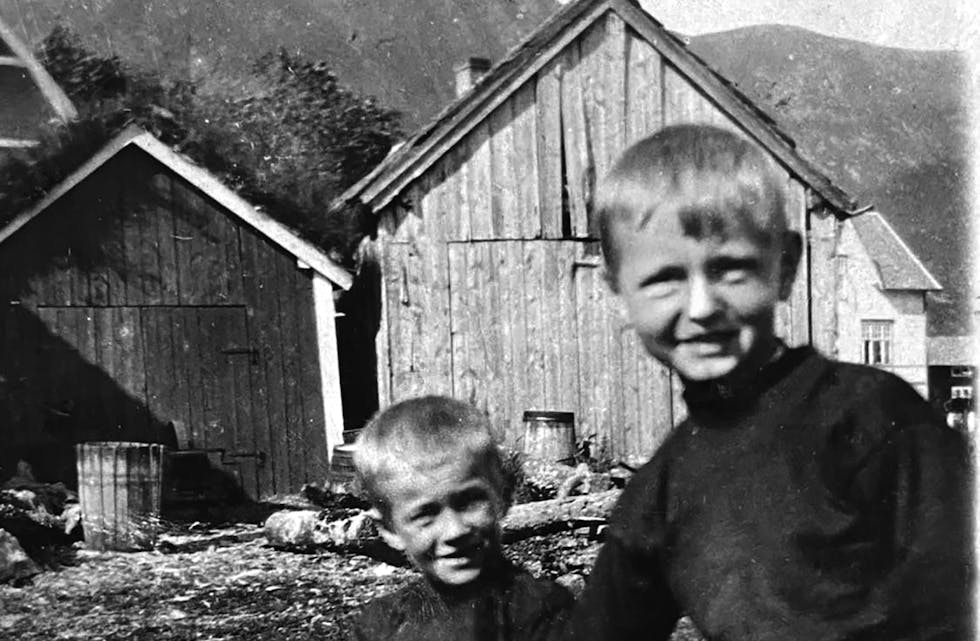 HUNDRE ÅR har snart gått sidan dette bildet vart teke. Harald Eide (t.v.) og Bersvend Fiskaa let seg imponere av denne breiflabben med eit svært gap og på storleik med dei sjølve.
FOTO: Privat: Inger Anne Eide