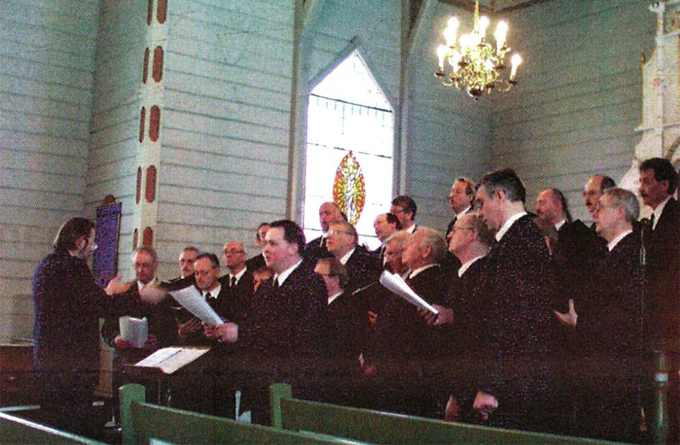 FRENDAR fyllte det store kyrkjerommet med mannskorsong på ein gripande måte søndag under dirigent Rolf Aasevik Dyb (lengst t.v.) si leiing. Fleire hadde solistoppgåver: Paul Sindre Vedeld (i framgrunnen t.h.), Per Knardal (fremste rekkje lengst t.h.) og Petter Bondhus (bakre rekkje, lengst t.h.). Jostein Nordvik (midtre rekkje, lengst t.h.) batt programmet saman.