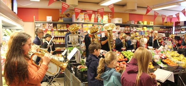 KORPS: Lauvstad musikkorps på Coop Marked Lauvstad i 2019, då butikken feira at dei vart årets butikk. FOTO: Vidar Parr