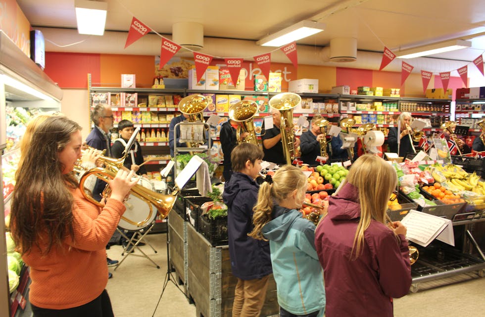 KORPS: Lauvstad musikkorps på Coop Marked Lauvstad i 2019, då butikken feira at dei vart årets butikk. FOTO: Vidar Parr