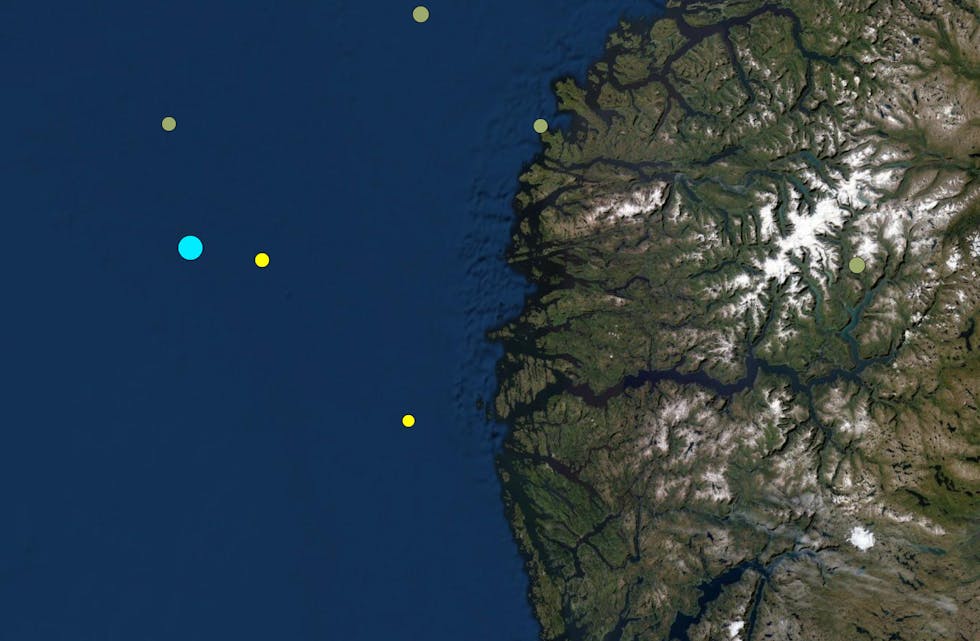 Jordskjelvstasjonen i Bergen skriv at skjelvet vart registrert klokka 06.32 måndag, med 4,5 i styrke. Det største punktet på kartet viser skjelvet.