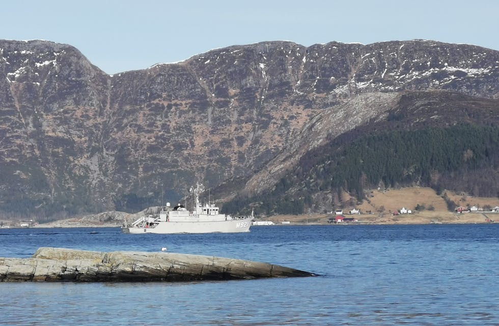 Tysdag ettermiddag kunne ein sjå sju NATO-skip på veg inn Åramsundet og vidare innover Rovdefjorden.