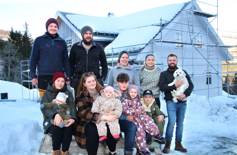 VANYLVINGAR: Bak frå venstre: Sander Seland Hellebust, Kim Seland Hellebust, Gine Seland Hellebust, Irma Moen og Stian Seland Hellebust med hunden Simba.
Framme: Trine Lundli Hellebust med Emil, Malin Honningsvåg med Kaja, Noah, Oda og Adrian.