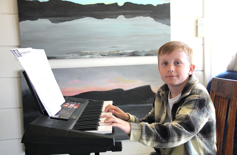 MUSIKK VED VANYLVSFJORDEN: Asbjørn sitt barnebarn, Rasmus Slettestøl, viste at den kunstneriske åra i familien kjem til uttrykk på fleire vis, med ei stødig avspeling av Tambourine man.