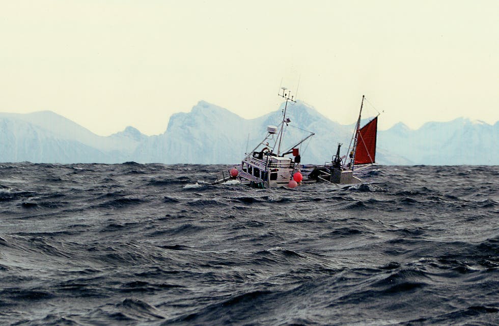 UNDER HORISONTEN: Petter viser fram eit foto han har av "Småskjer" i høg sjø. FOTO: Petter Krokvik (privat)