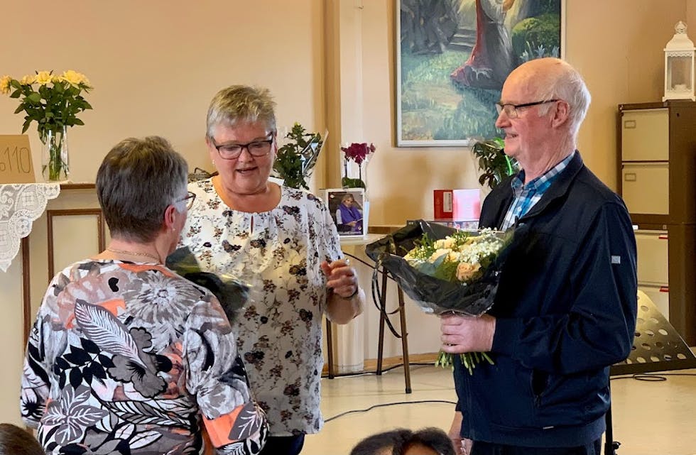 TAKK: Dina Rovde og Pål Vedeld fekk blomster og takk frå Eli Hånes.
