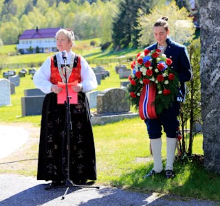 Kransing av bautaen i Syvde. Ordførar Lena Landsverk Sande til venstre. Petter Asklund held kransen.