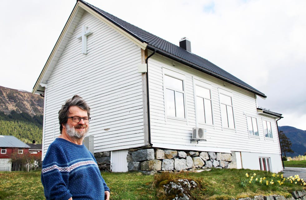 I DÅRLEG STAND: Bedehuset på Fiskå treng oppgradering. No håpar Asbjørn Hunnes at folket vil støtte opp om huset sitt. 