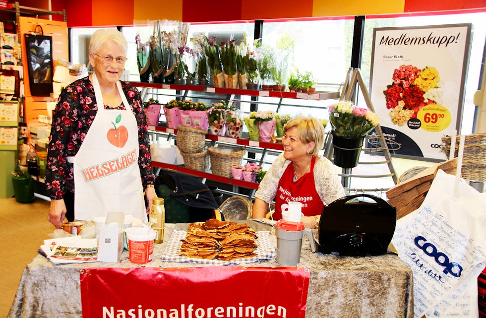 TRIVSEL: Bjørg Taklo og Anna Fiskaa sine velsmakande vaflar var både eit slag for folkehelse, hjartesak og ein invitasjon til å delta i helselaga sitt gode arbeid.