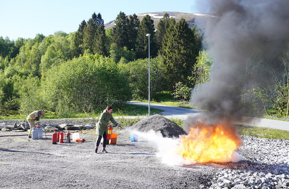FLAMMETEMMAR: Her er det Anniken Kolgrov som bestemt går laus på det markerte branntilløpet med eit pulverapparat.   