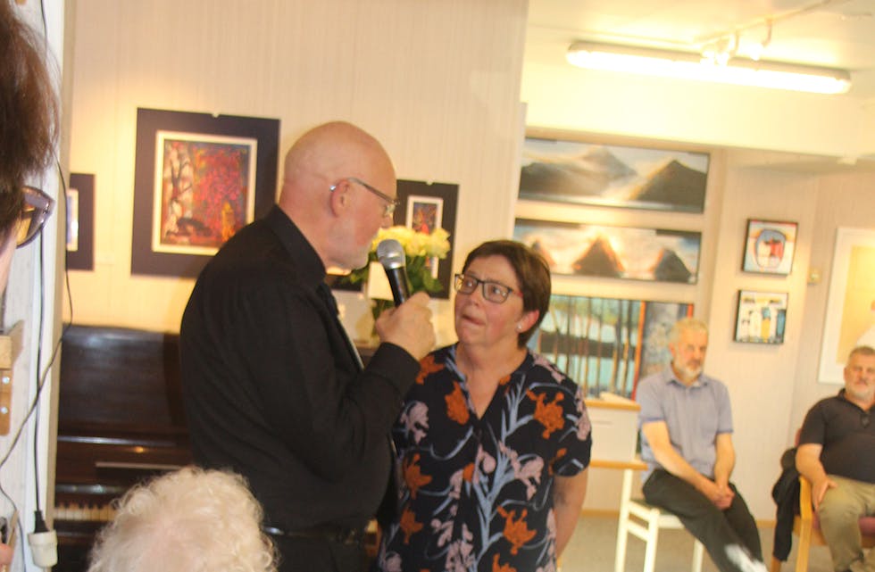 SLUTT: I 2019 var siste galleriopning under Kosterikjdagane, der vi ser Birger og Kjellaug Vik i lag med mor Kjellaug sitjande i rullestol. I år vert lokala nytta til utstilling av Anne Mette Lade Johansen, medan dei siste bileta frå veggane vil verte auksjonerte bort.