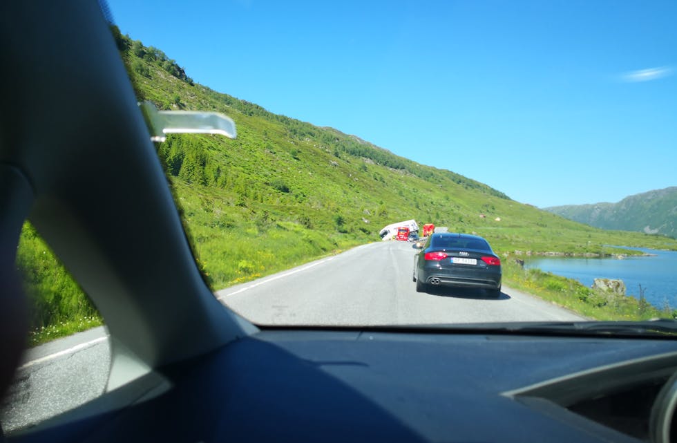 I GRØFTA: Bergingsbilar har kome til for å få opp att bilen, noko som ikkje vert ein lett jobb. (FOTO: Tipsar)