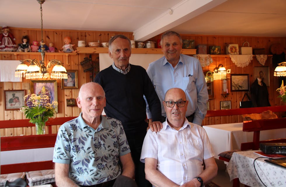 TREFF: Det var mange minne å dele då dei møttest i sogehuset fredag for (bak f.v.): Helge Moe og Idar Hoel. Framme: Knut Aambø og Helge Norhagen.