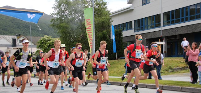 Glade og ivrige løparar etter startskotet. FOTO: Ole-Magne Kvalsvik