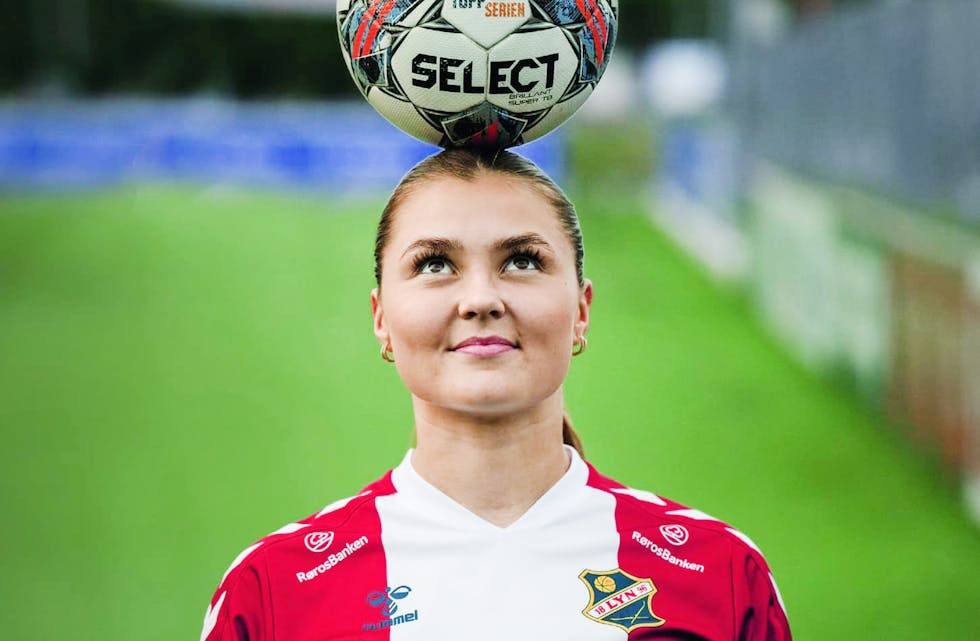 PORTRETT: I vekas utgåve av Lyn FotballMagasin er Anna både intervjua og prydar framsida. FOTO: LFM, Lars Opstad