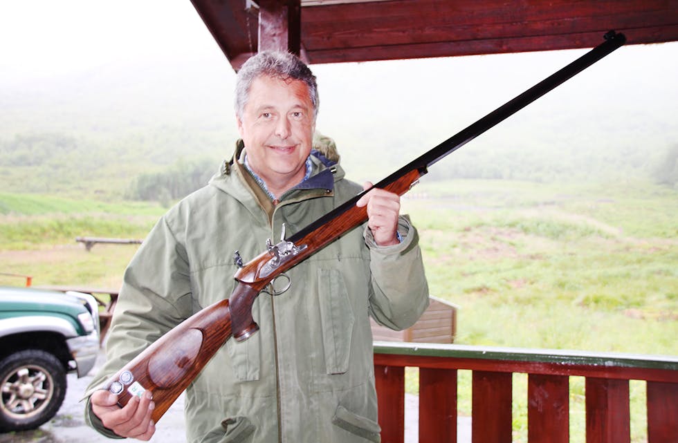 NORGESMEISTER: Bjørnar Osnes tok gull under NM i svarkrutskyting på Disenå. Her viser han ein replika av eit engelsk Maxmillian flintlåsgevær frå 1820.