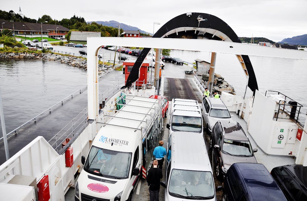 FULL FERJE PÅ ÅRAM: Ein av gongane ferja på Koparnes-Årvik har vore ute av drift. Under ser vi ferja Kvam som går på sambandet
Arkivfoto Endre Vorren, Vestlandsnytt.
