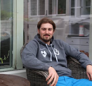 VEL HEIME: Marius Wik Asklund kunne onsdag slappe av i godstolen utanfor huset heime i Niggaren i Syvde.