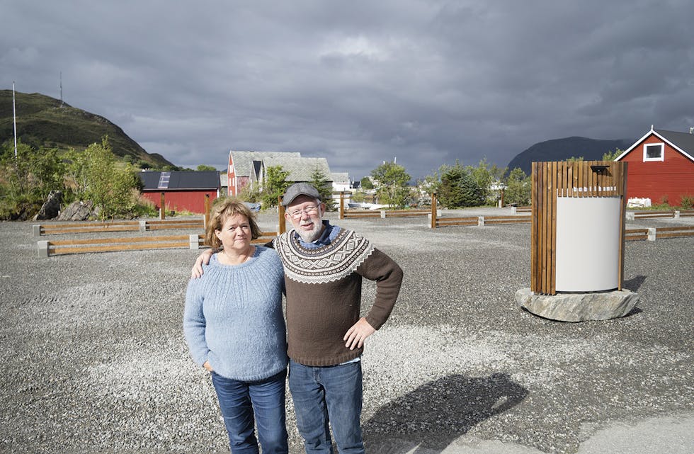 TIL GLEDE FOR MANGE: Rønnaug Søvik og Tor Inge Nygård framfor den nygrusa og opparbeidde bubilplassen som ligg skjerma og fint til sør før Rosenlund hamn. FOTO: Endre Vorren, Vestlandsnytt.