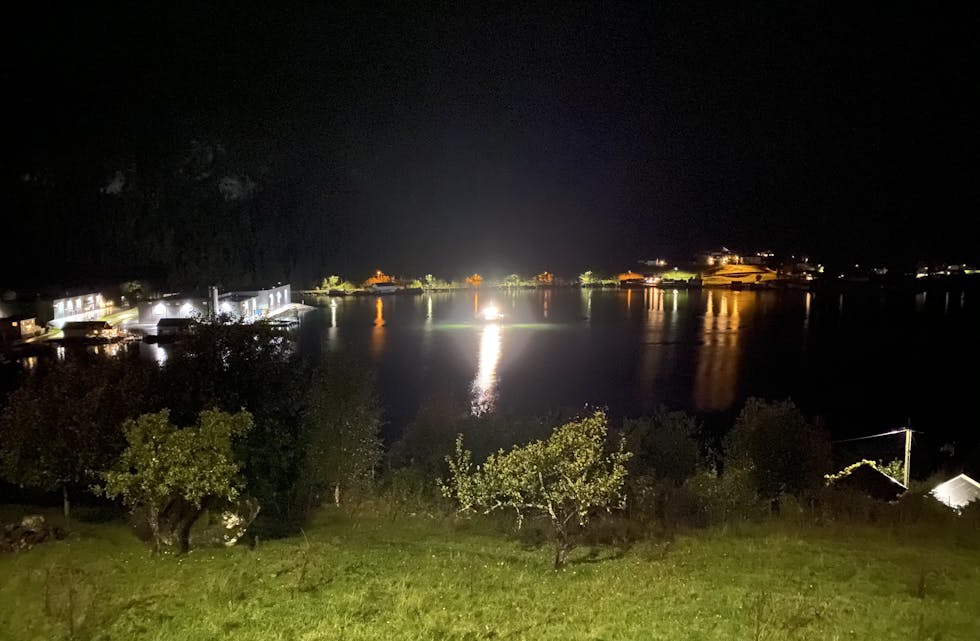 LYSKANON: Sindre Kvangarsnes legg ved bilete av ein lysbåt som lyser rett mot hagen hans på nattestid.